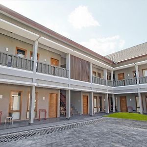 Griya Damai Syariah Yogyakarta Mitra Reddoorz Hotel Exterior photo